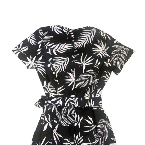 Black White Short Sleeve V Neck Tropical Print Jumpsuit Size Small Floral Beachy - Picture 6 of 9